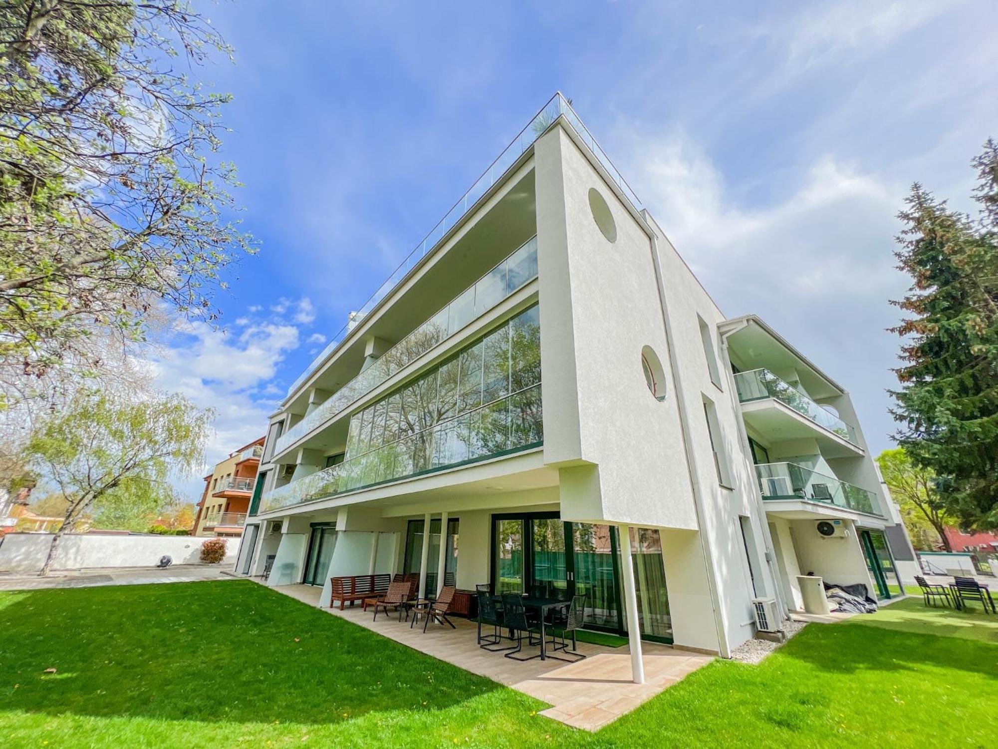 Villa Bauhaus Gold Шіофок Екстер'єр фото