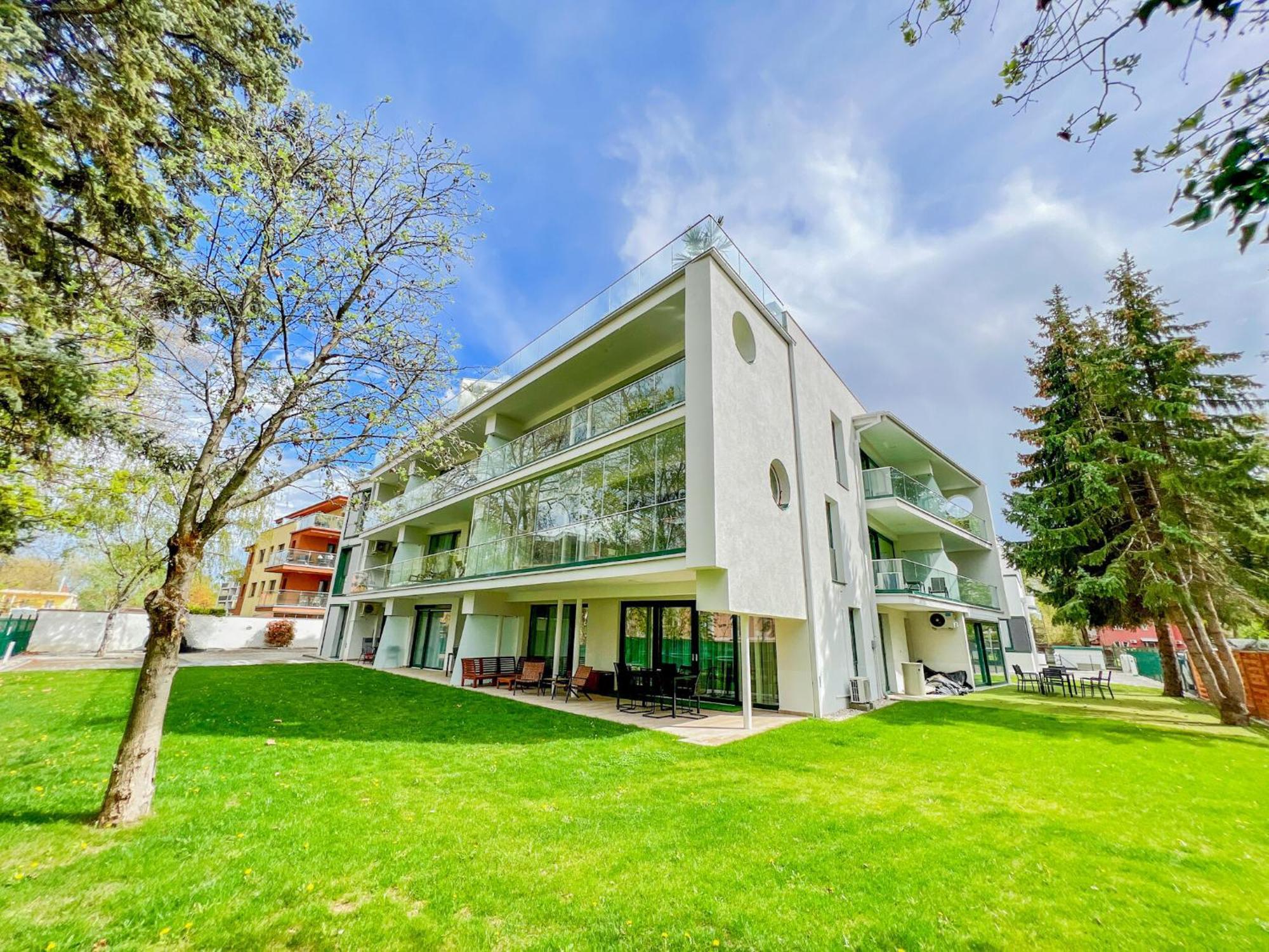 Villa Bauhaus Gold Шіофок Екстер'єр фото